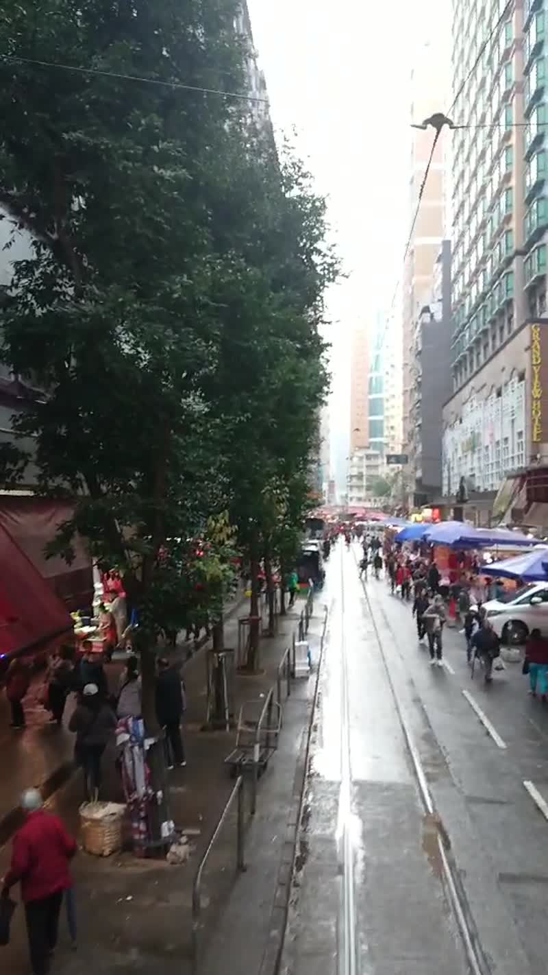 香港・香港「香港」の写真：香港北角トラム内から撮影。
市場、人、車...