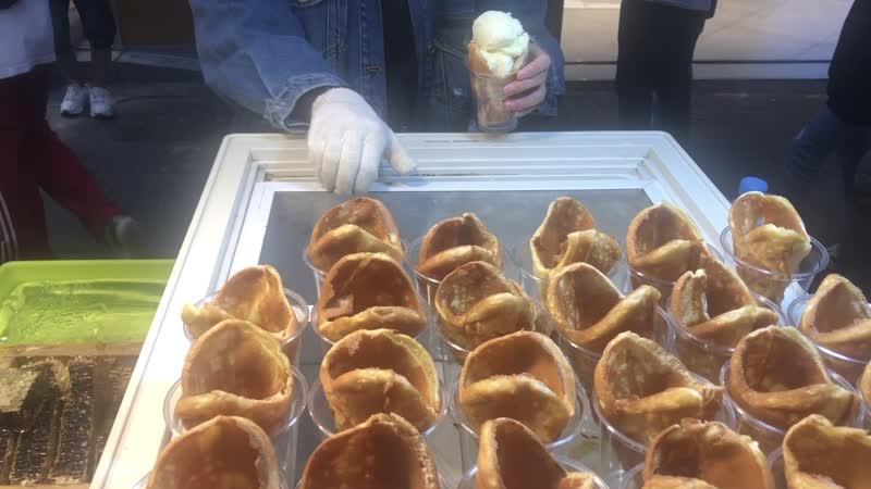 大韓民国 (韓国)「韓国旅行」の写真：魚の口の中にアイス🍨
上には、蜂蜜⁉️蜂...