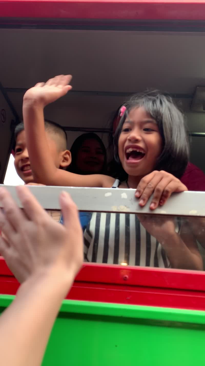 タイ・バンコク「年越しタイ」の写真：メークロン線路市場
kidsたちが可愛す...